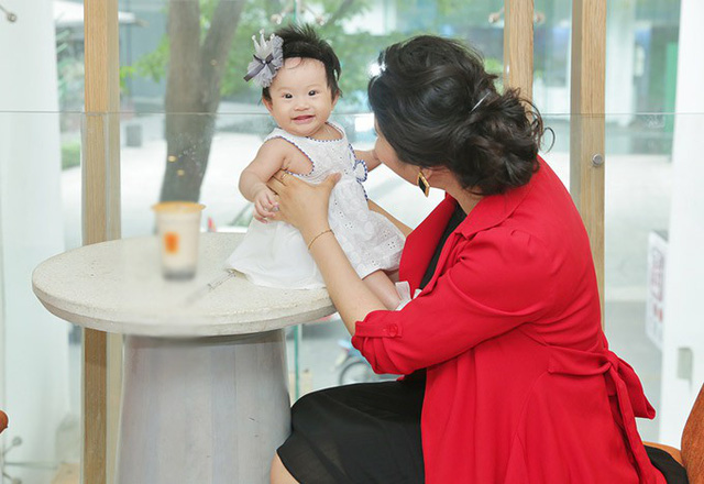 gai que le thi phuong lan dau xuat hien ben con gai 6 thang tuoi