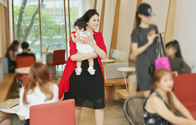 gai que le thi phuong lan dau xuat hien ben con gai 6 thang tuoi