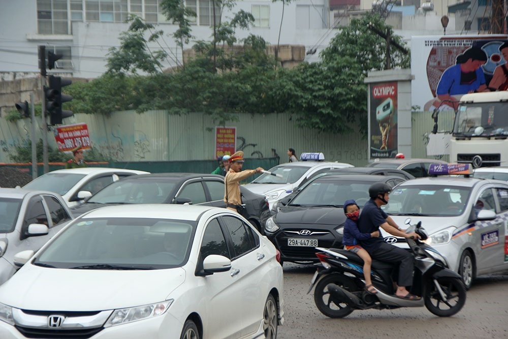 tranh thu dip nghi le xe khach tang gia nhoi khach