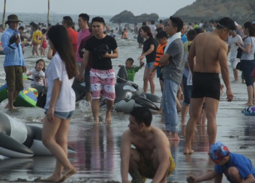 thanh hoa bien nguoi chen chuc trong ngay dau nghi le o sam son