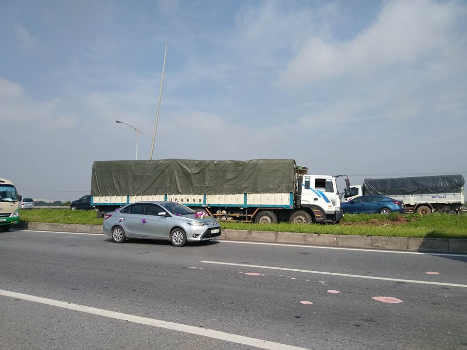 container no lop tong thang dai phan cach giao thong un tac hang km