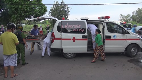 nam thanh nien tuoi xang len nguoi roi cham lua tu thieu tai cong vien