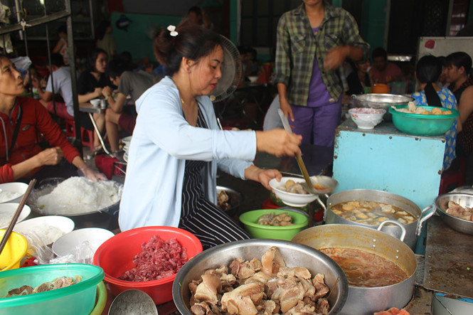 ba chu ban bun bo hue tiet lo bi quyet mua 4 manh dat nuoi 4 nguoi con