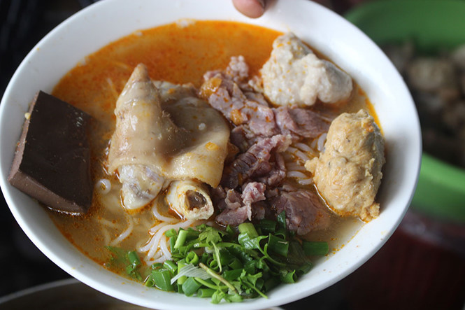 ba chu ban bun bo hue tiet lo bi quyet mua 4 manh dat nuoi 4 nguoi con