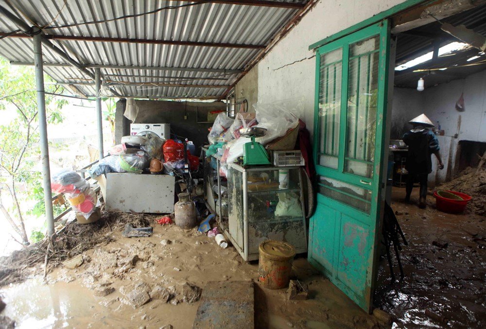 hinh anh quoc lo 4d qua ban chu va tan hoang trong con lu du
