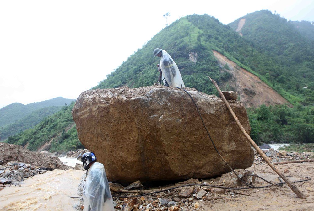 hinh anh quoc lo 4d qua ban chu va tan hoang trong con lu du