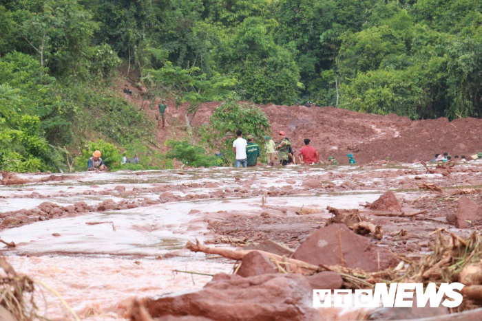 tua sin chai gong minh trong mua lu 4 nguoi trong mot nha thiet mang