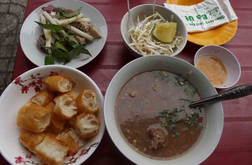 banh duc pho le co tham nien lau doi noi tieng o sai gon