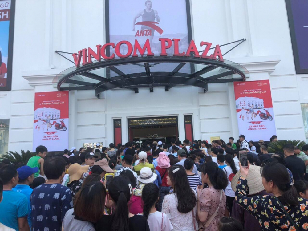 nguoi dan quang ninh hao huc khai truong tttm vincom plaza mong cai