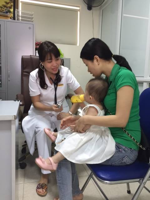 8 kiểu nhồi nhét khiến trẻ thêm gầy ốm, biếng ăn ngày hè 8 kieu nhoi nhet khien tre them gay om bieng an ngay he