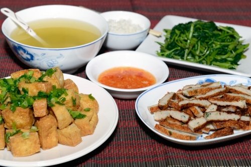 8 kiểu nhồi nhét khiến trẻ thêm gầy ốm, biếng ăn ngày hè 8 kieu nhoi nhet khien tre them gay om bieng an ngay he