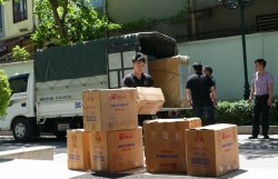 can bo doan mang ung loi bun lay trao qua cho nguoi dan lai chau sau bao lu