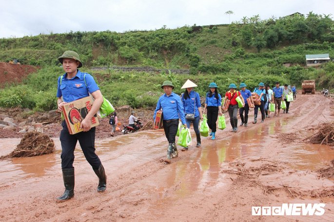 can bo doan mang ung loi bun lay trao qua cho nguoi dan lai chau sau bao lu