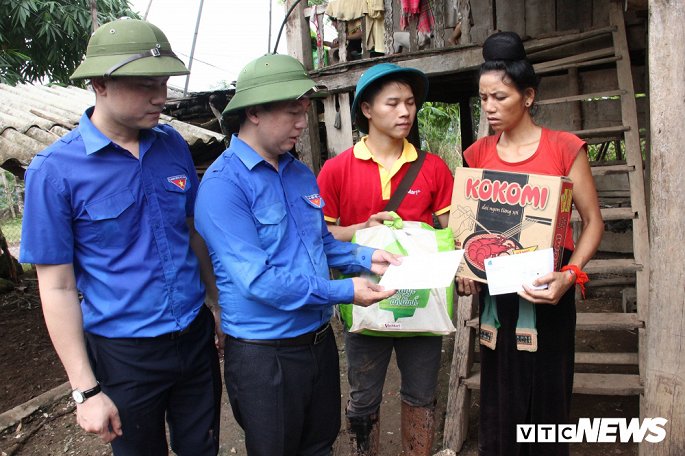 can bo doan mang ung loi bun lay trao qua cho nguoi dan lai chau sau bao lu