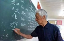 Cụ ông 92 tuổi dạy học miễn phí cho trẻ em nghèo