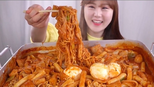 trao luu mukbang ngon mat ngon mieng nhung nhieu hiem hoa