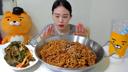 trao luu mukbang ngon mat ngon mieng nhung nhieu hiem hoa