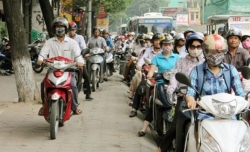 Từ năm 2020, đi trên vỉa hè xe máy bị phạt tới 600 nghìn đồng, còn ô tô được quy định ra sao?