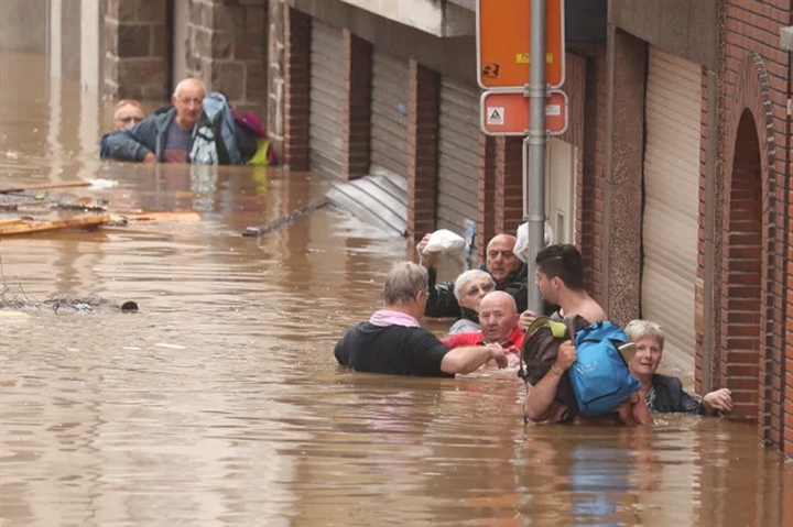 Ảnh: Lũ lụt, nắng nóng kỷ lục tấn công khắp thế giới - 5