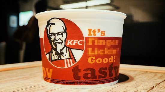 KFC bỏ slogan quen thuộc 'vị ngon trên từng ngón tay' vì không phù hợp với tình hình dịch COVID-19 - Ảnh 2