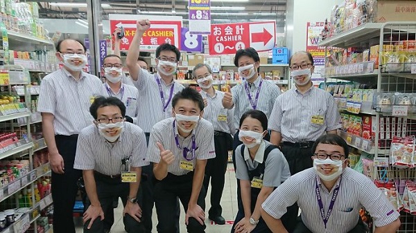 Nhân viên cửa hàng giảm giá ở Nhật Bản gây ấn tượng mạnh nhờ đeo khẩu trang mặt cười  - Ảnh 1