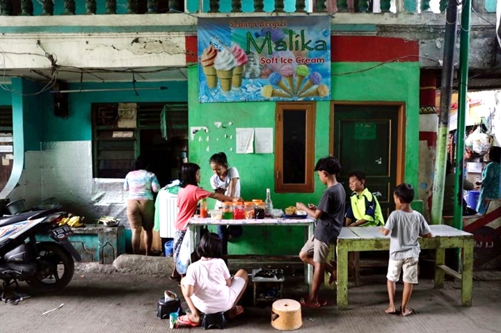 Dịch COVID-19 khiến hơn 11.000 trẻ em Indonesia mồ côi cha mẹ - 1