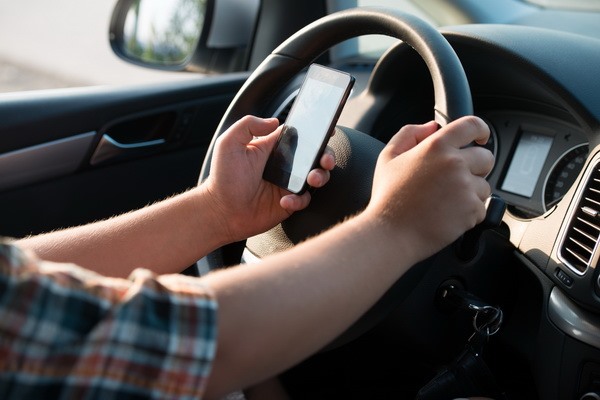 Bộ Công an đề xuất việc cấm sử dụng điện thoại khi điều khiển ô tô. Ảnh minh họa: IT