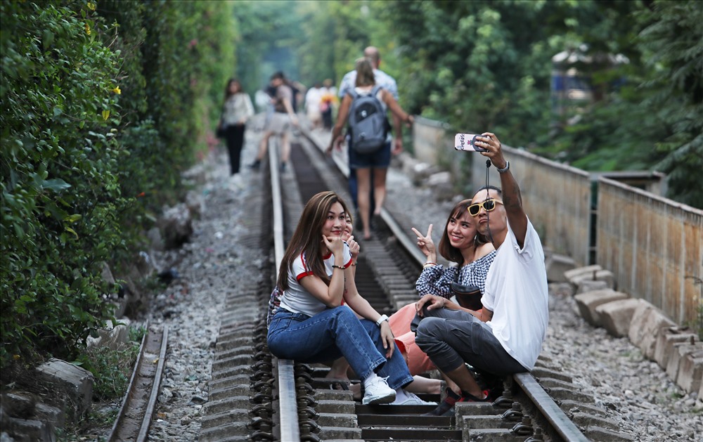 xuat hien diem check in song ao nhung nguy hiem o ha noi