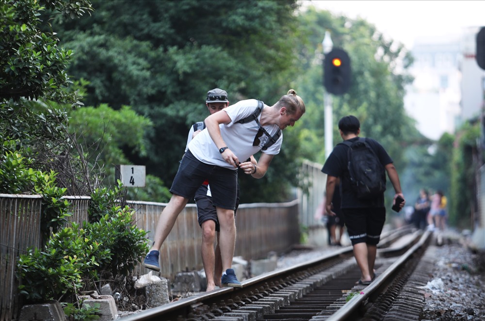 xuat hien diem check in song ao nhung nguy hiem o ha noi