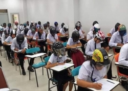 Bức ảnh sinh viên Thái Lan đội mũ bảo hiểm trong phòng thi gây xôn xao