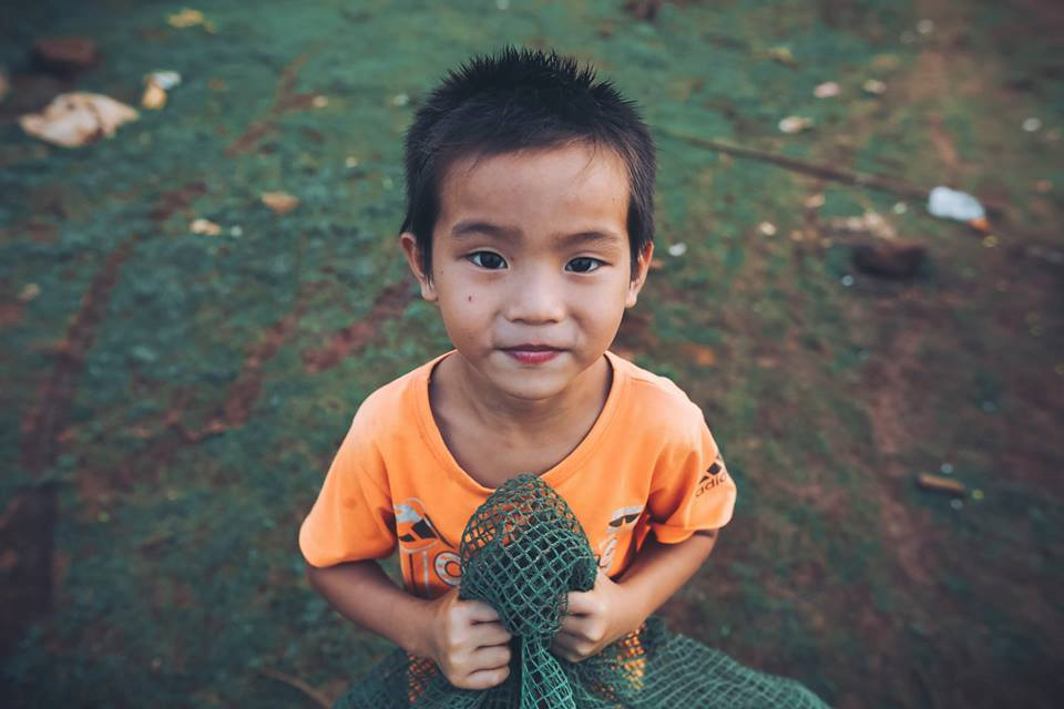 anh nhung dua tre khap viet nam be thiet 6 tuoi lan ngup duoi nuoc