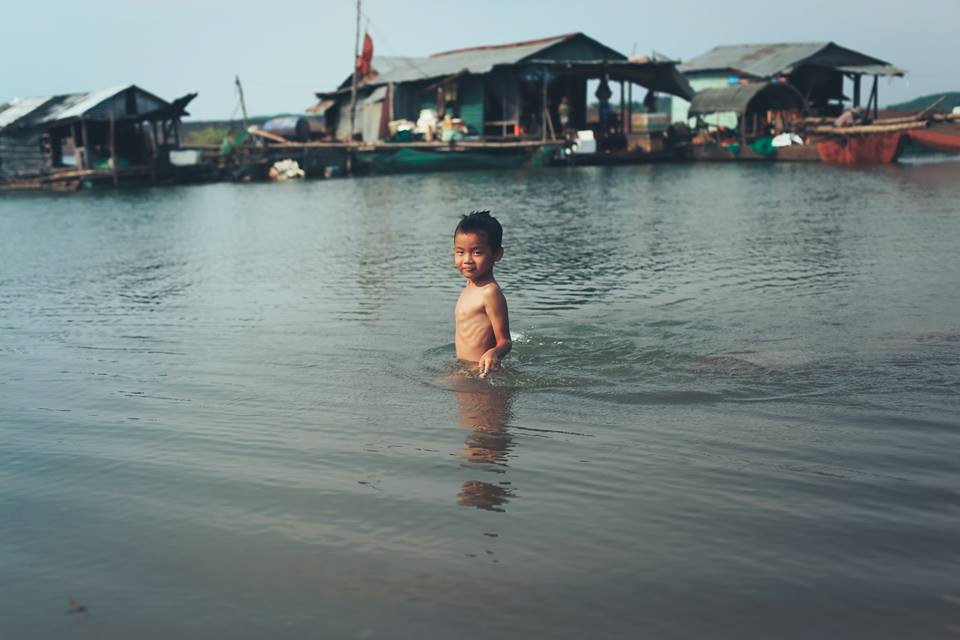 anh nhung dua tre khap viet nam be thiet 6 tuoi lan ngup duoi nuoc