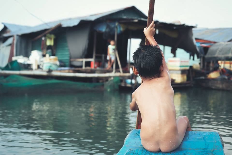 anh nhung dua tre khap viet nam be thiet 6 tuoi lan ngup duoi nuoc