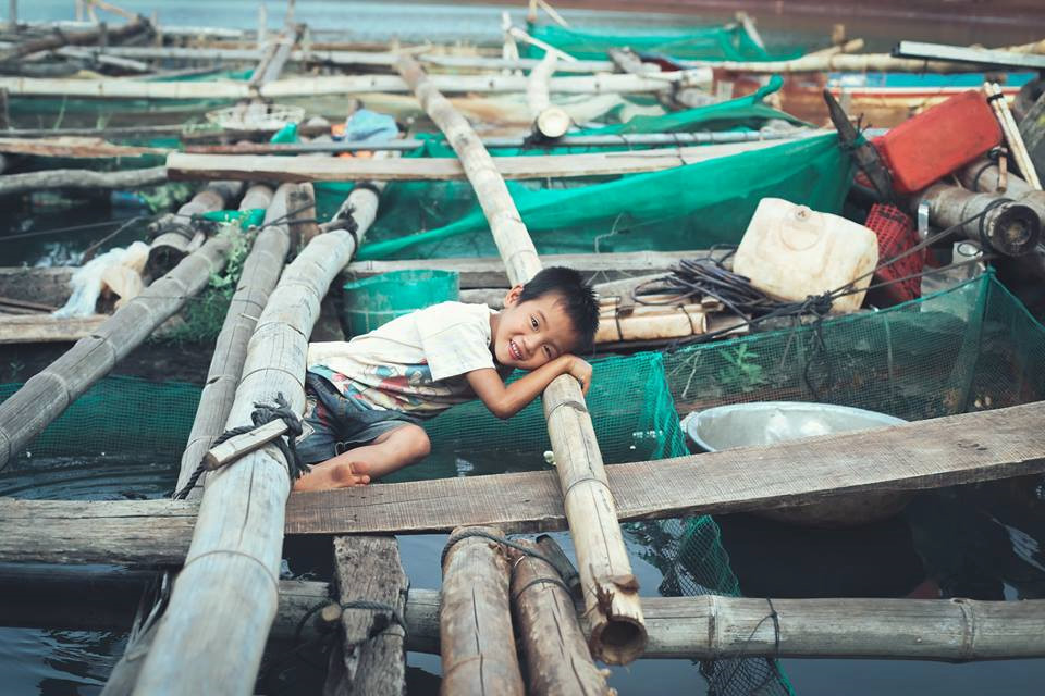 anh nhung dua tre khap viet nam be thiet 6 tuoi lan ngup duoi nuoc