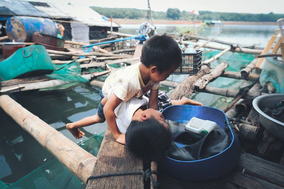 anh nhung dua tre khap viet nam be thiet 6 tuoi lan ngup duoi nuoc