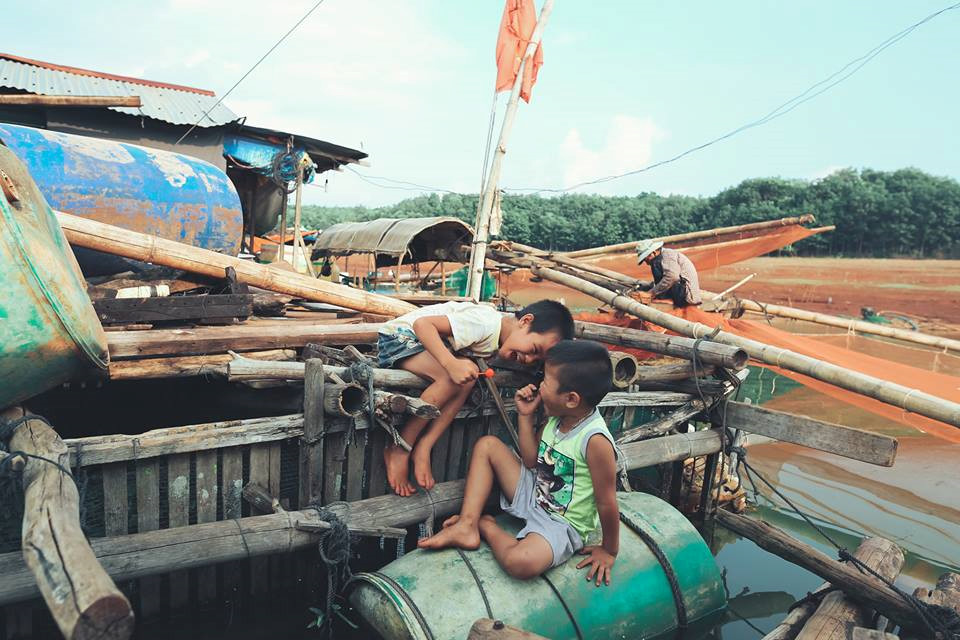 anh nhung dua tre khap viet nam be thiet 6 tuoi lan ngup duoi nuoc