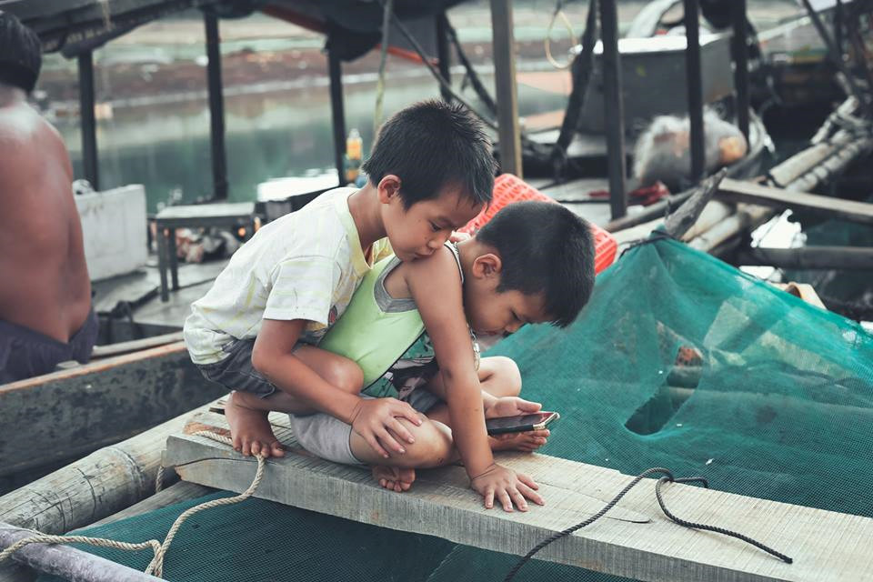 anh nhung dua tre khap viet nam be thiet 6 tuoi lan ngup duoi nuoc