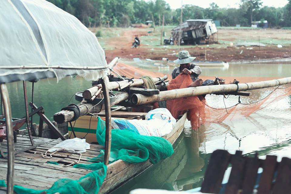 anh nhung dua tre khap viet nam be thiet 6 tuoi lan ngup duoi nuoc