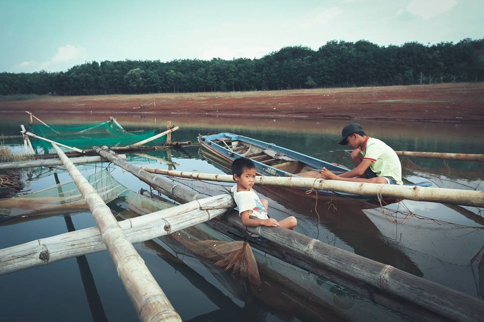 anh nhung dua tre khap viet nam be thiet 6 tuoi lan ngup duoi nuoc