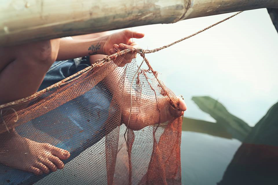 anh nhung dua tre khap viet nam be thiet 6 tuoi lan ngup duoi nuoc