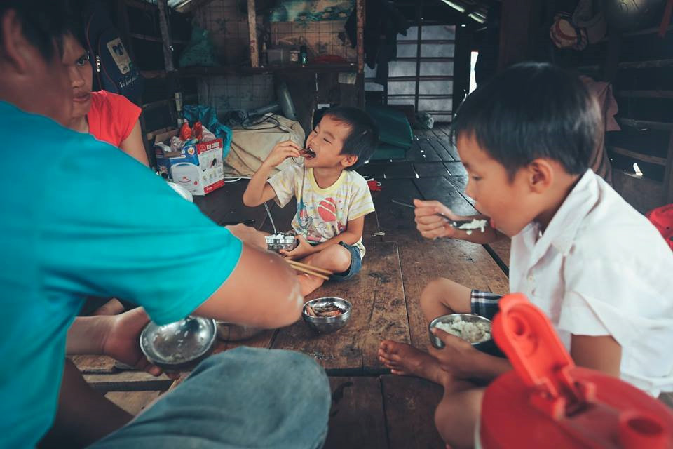 anh nhung dua tre khap viet nam be thiet 6 tuoi lan ngup duoi nuoc