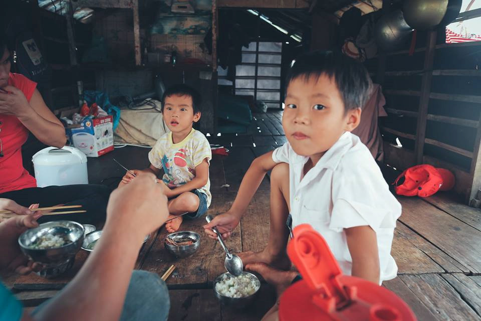 anh nhung dua tre khap viet nam be thiet 6 tuoi lan ngup duoi nuoc