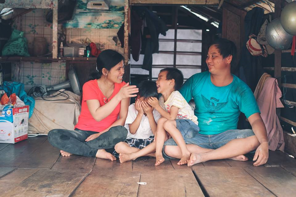 anh nhung dua tre khap viet nam be thiet 6 tuoi lan ngup duoi nuoc