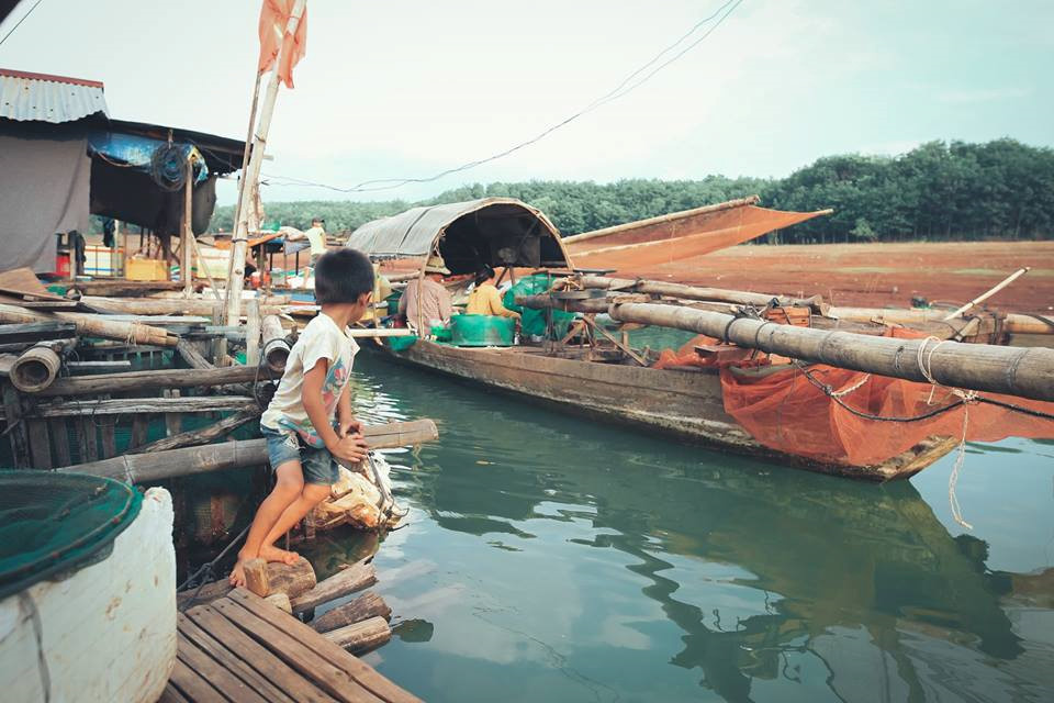 anh nhung dua tre khap viet nam be thiet 6 tuoi lan ngup duoi nuoc