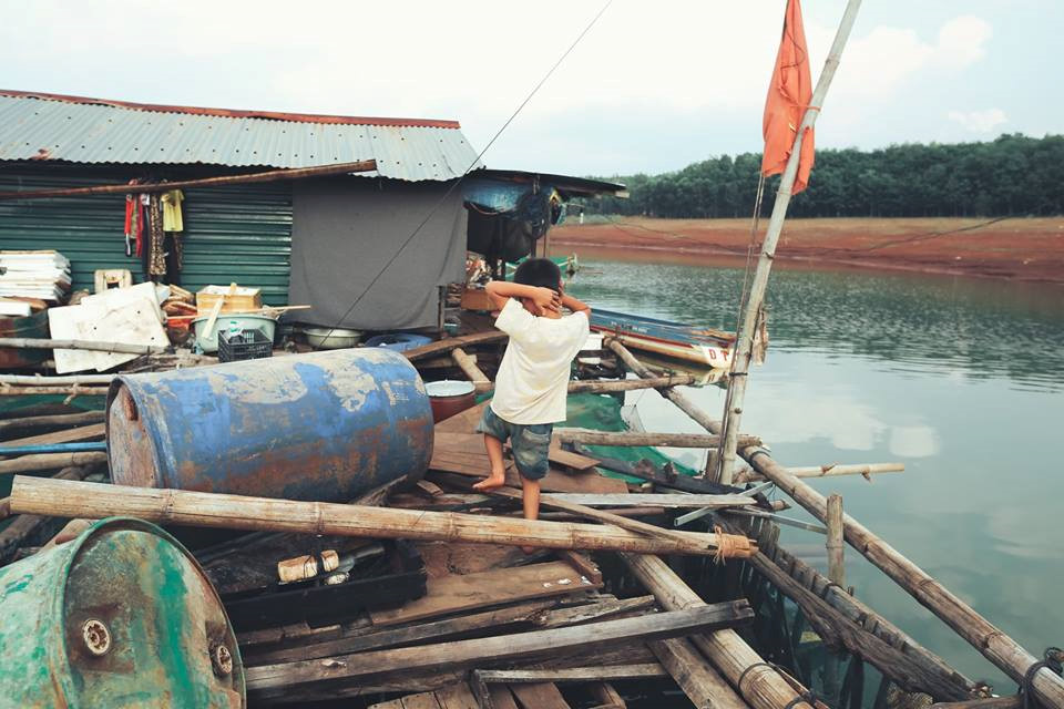 anh nhung dua tre khap viet nam be thiet 6 tuoi lan ngup duoi nuoc