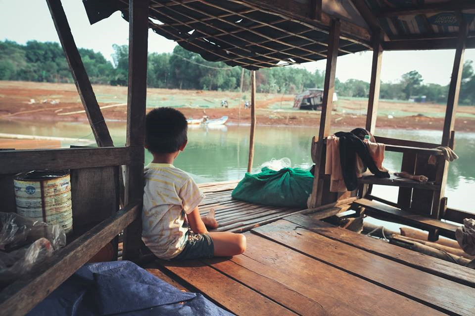 anh nhung dua tre khap viet nam be thiet 6 tuoi lan ngup duoi nuoc