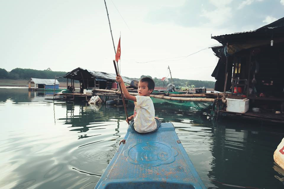 anh nhung dua tre khap viet nam be thiet 6 tuoi lan ngup duoi nuoc