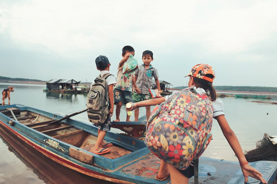 anh nhung dua tre khap viet nam be thiet 6 tuoi lan ngup duoi nuoc