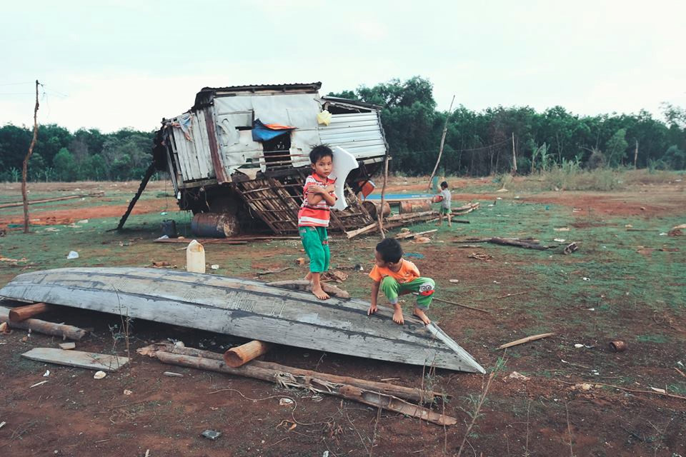 anh nhung dua tre khap viet nam be thiet 6 tuoi lan ngup duoi nuoc