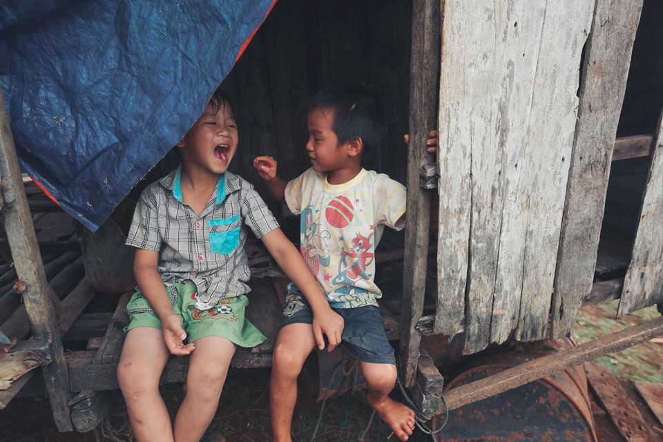 anh nhung dua tre khap viet nam be thiet 6 tuoi lan ngup duoi nuoc